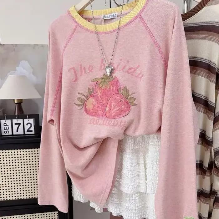 T-shirts roses à imprimé fraises pour femmes, design brodé, col rond, manches longues, hauts décontractés surdimensionnés, nouvelle collection printemps