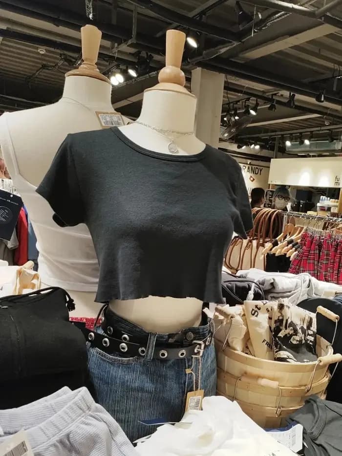 Haut court en coton à manches courtes et col rond pour femmes