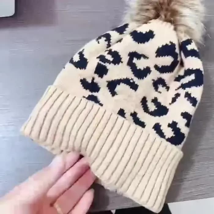 Chapeau de mode casquette léopard imprimé ourlet bouclé boule de cheveux tricoté