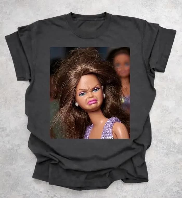 T-shirt graphique rétro amusant avec motif de poupée, imprimé de memes de poupées coquines, t-shirt