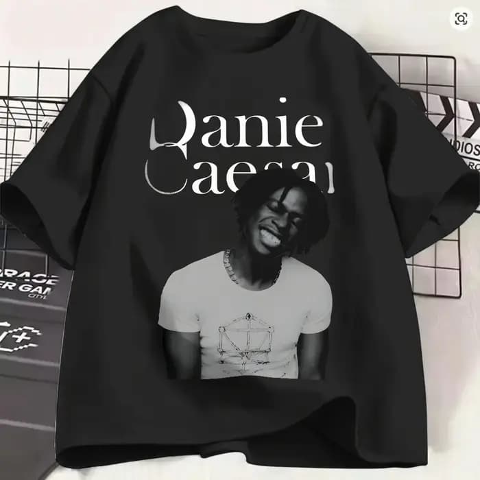 T-shirt Streetwear Daniel Caesar – T-shirts Tendance et Cool pour Homme, Chanteur R&B, 100% Coton –