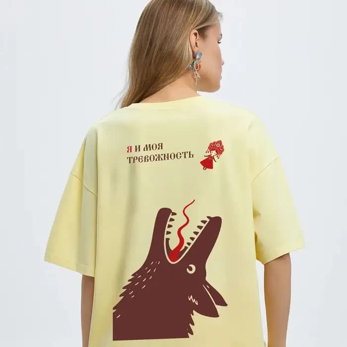T-shirt surdimensionné avec motif « Le Petit Chaperon Rouge et le loup » | T-shirt en coton jaune