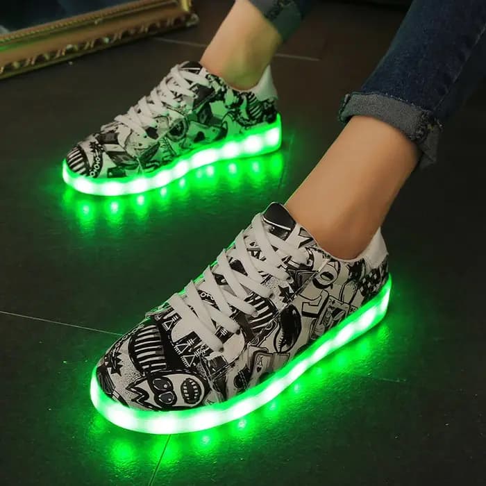 Femmes hommes baskets adultes chaussures LED avec semelle éclairée