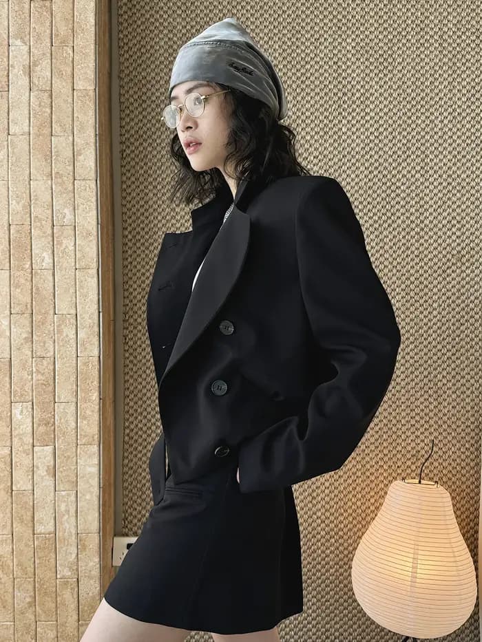 Nouvelle veste courte pour femme, design parisien de niche, col montant, patte de boutonnage asymétrique, ourlet à empiècements décalés, collection printemps-été