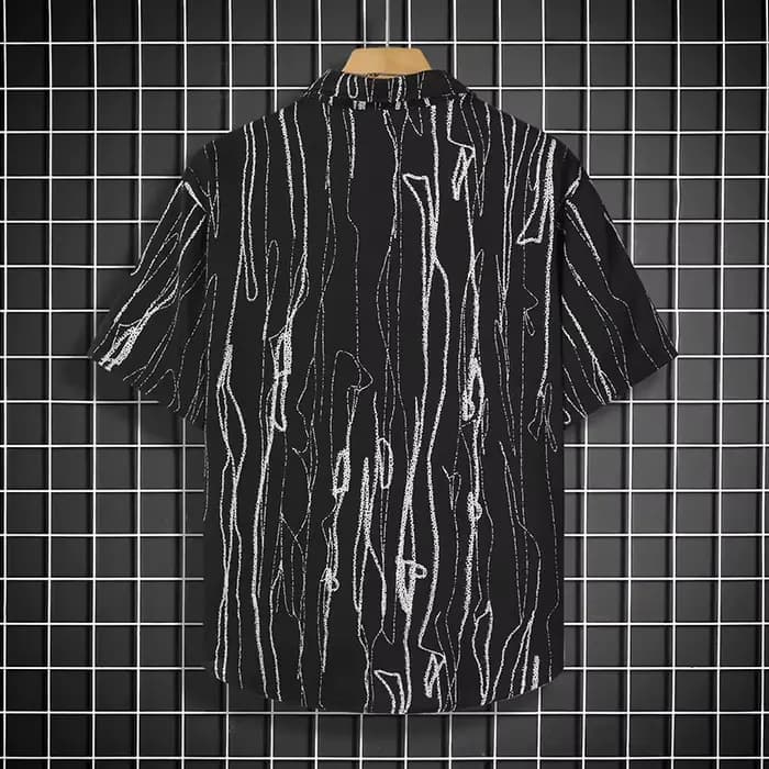 Battre la chaleur à la mode avec notre chemise noire à motifs pour hommes
