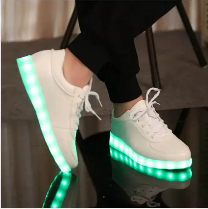 Femmes hommes baskets adultes chaussures LED avec semelle éclairée