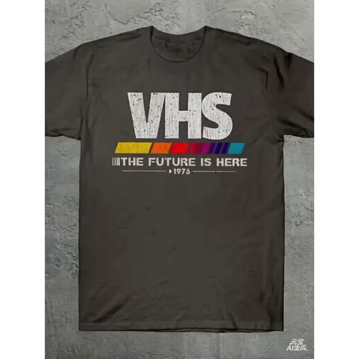 T-shirt Vintage VHS 2025 « Le Futur Est Là » – Style Rétro Années 70