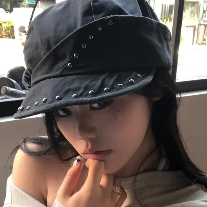 Béret noir clouté avec garniture à rivets