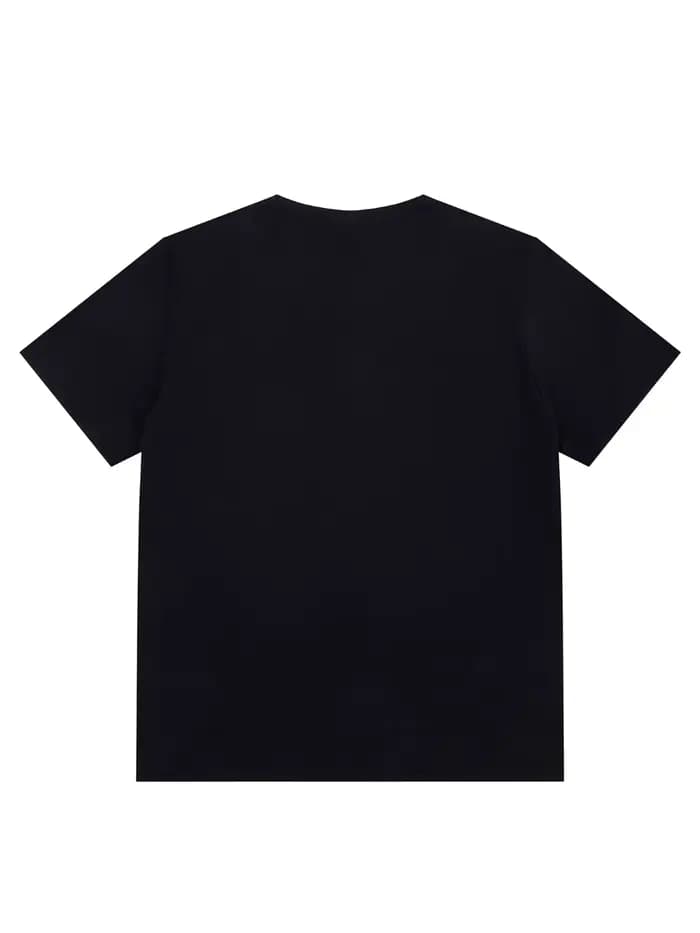Le t-shirt noir présente un motif graphique de l'algorithme du synthétiseur numérique Dx7