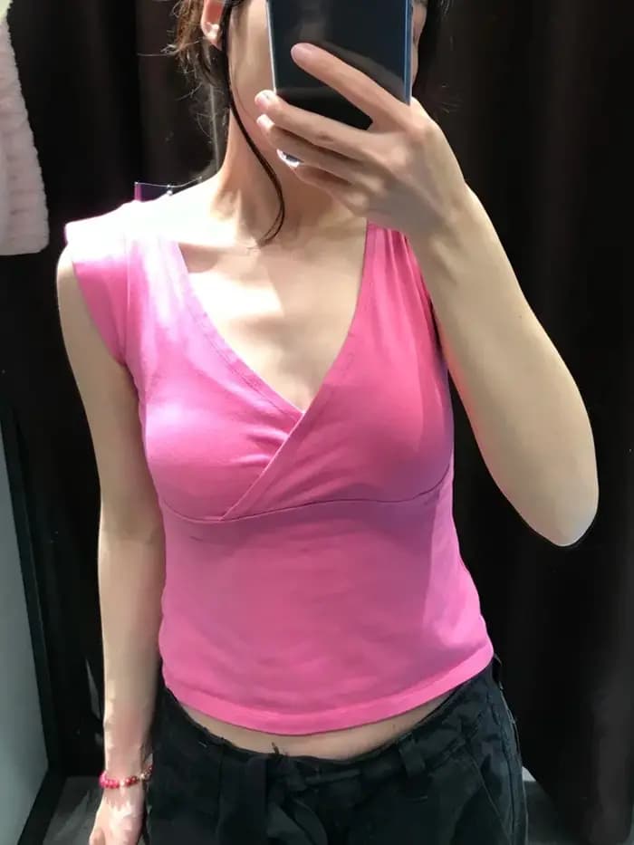 T-shirts roses à col en V sans manches pour femmes