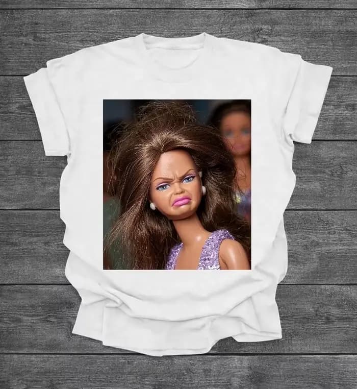 T-shirt graphique rétro amusant avec motif de poupée