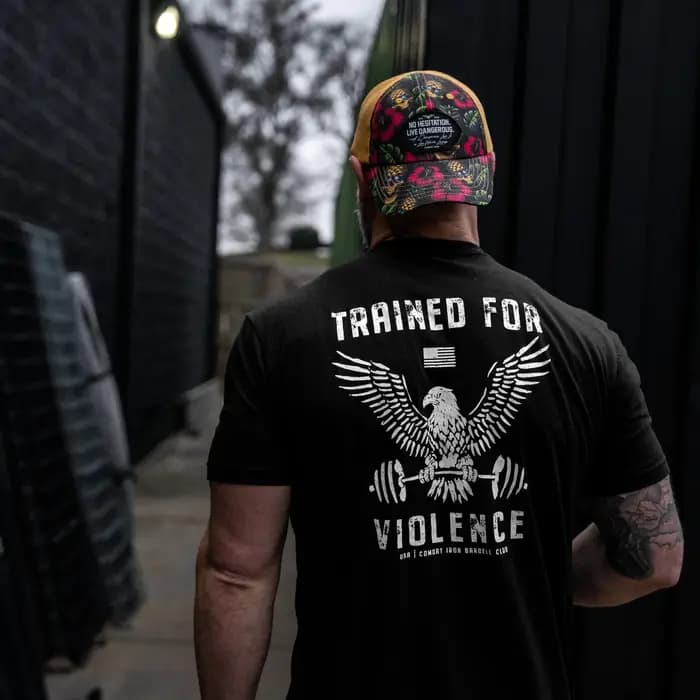 T-shirt pour homme « Entraîné à la violence »
