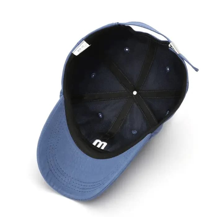 Casquette en bec de canard brodée avec lettre M