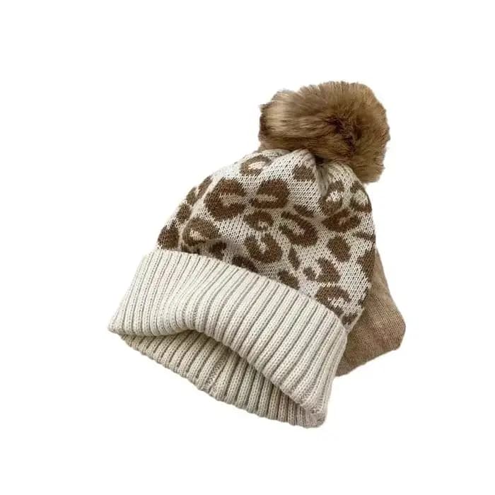 Chapeau de mode casquette léopard imprimé ourlet bouclé boule de cheveux tricoté