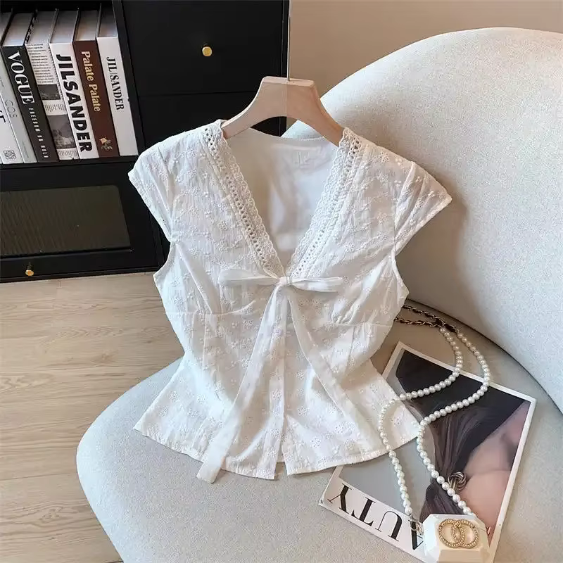 Chemise à fleurs blanche pour femmes avec détail de nœud à la taille