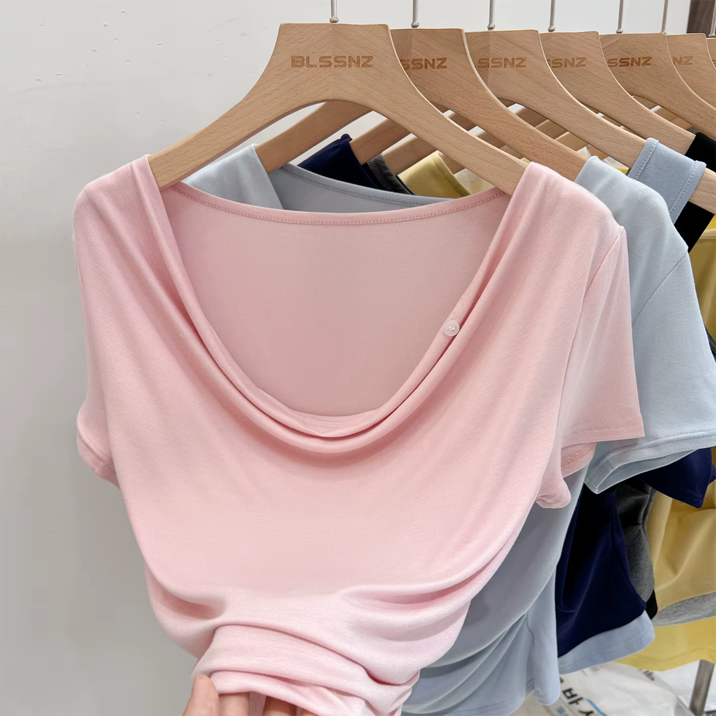 Zjaiss 2026 T-shirt d'été pour femme à col drapé, manches courtes, taille froncée, haut sexy, coupe 