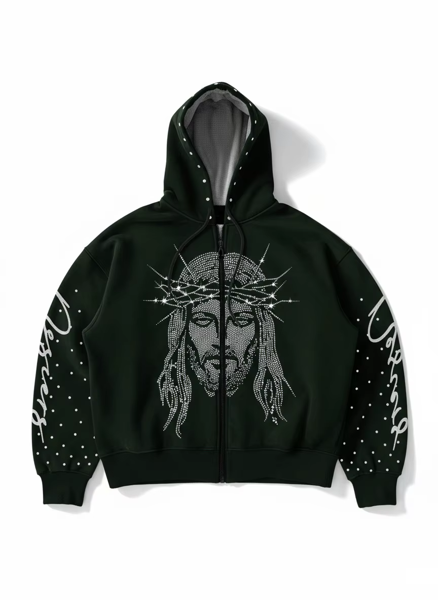 Un sweat à capuche ample avec un motif tridimensionnel de figures incrustées de diamants dans le sty