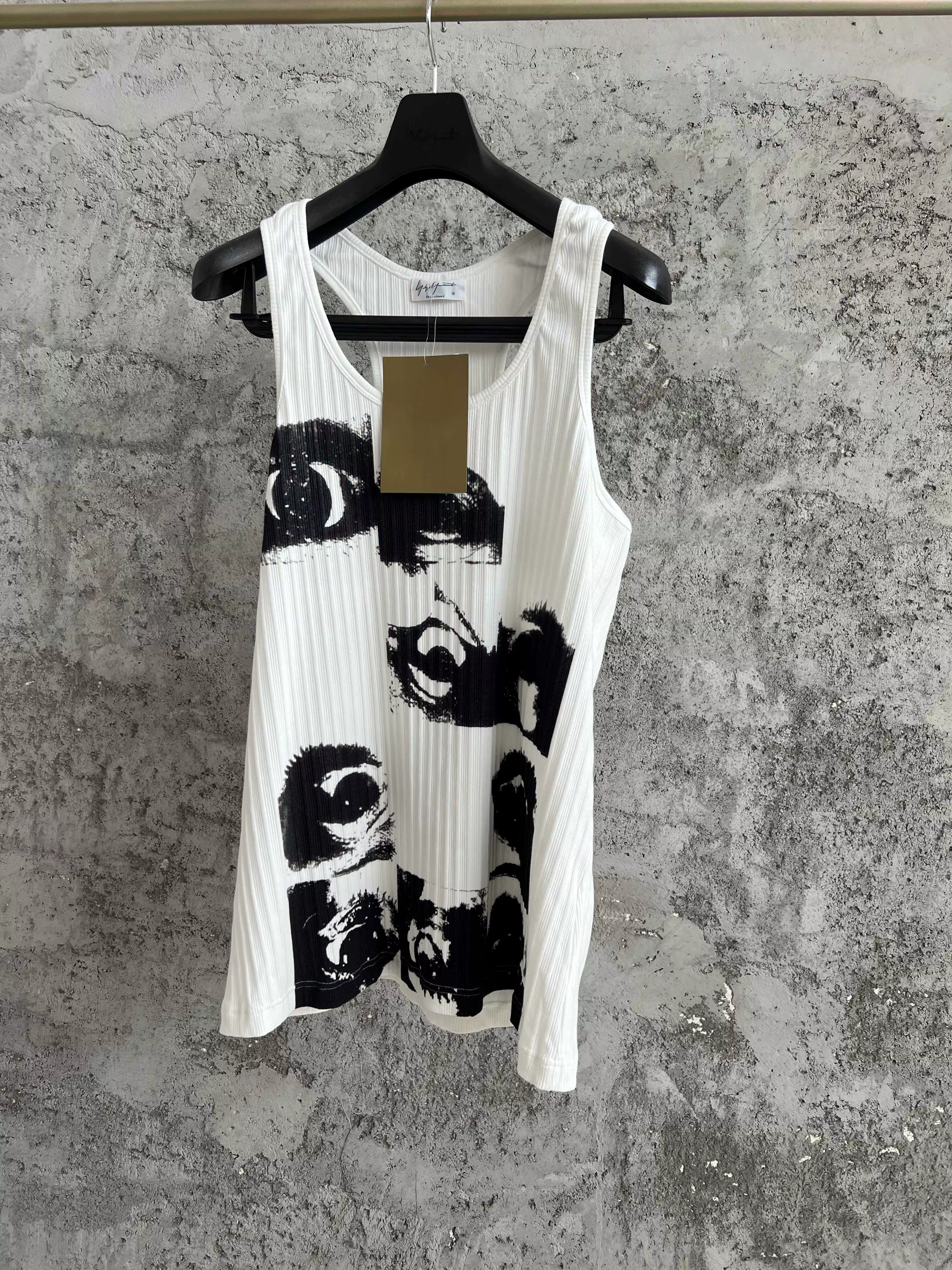 Un sweat-shirt blanc à col rond pour hommes au design original avec imprimé d'oeil, en pur coton