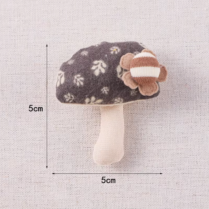 Broche en coton et lin faite à la main, motif champignon mignon en peluche, style forêt, pour pull, 
