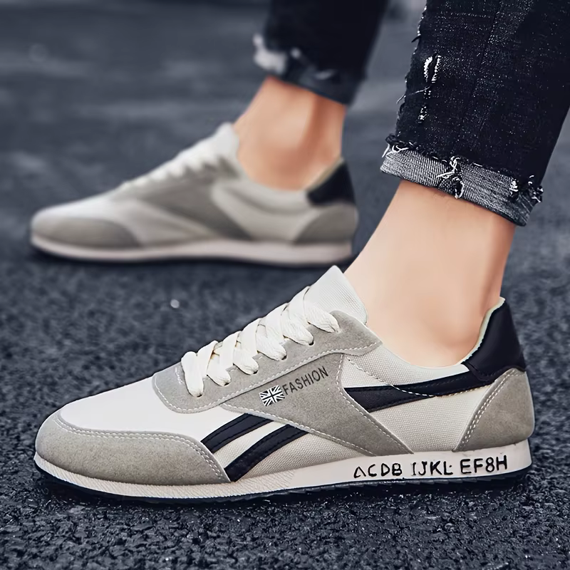 Men's lightweight casual skate shoes, a pair of stylish outdoor everyday sneakers