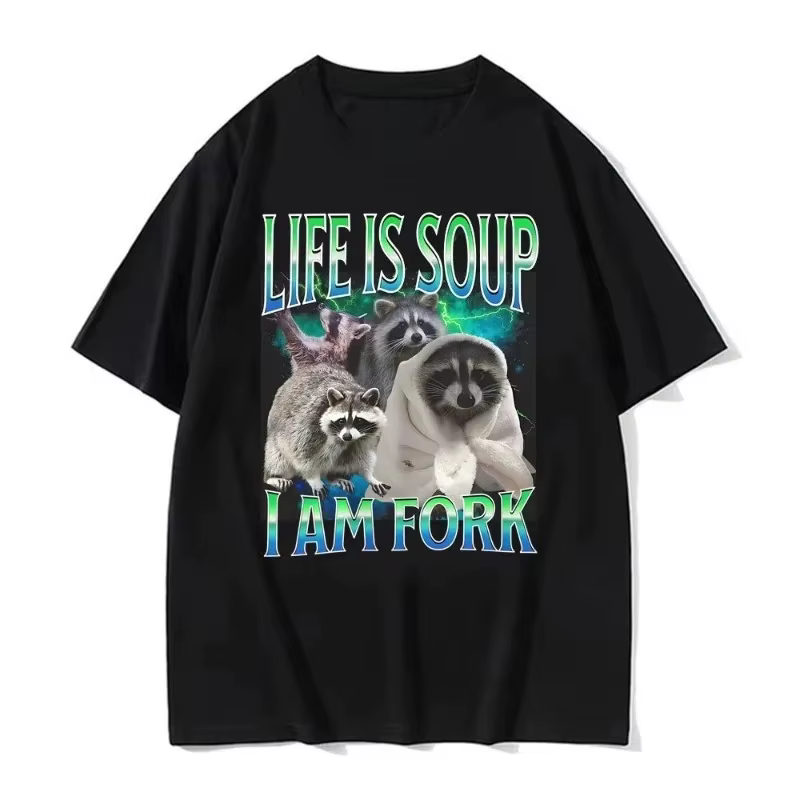 "La vie est comme une soupe, je suis un raton d'Amérique" - Un t-shirt amusant avec un emoji, style 