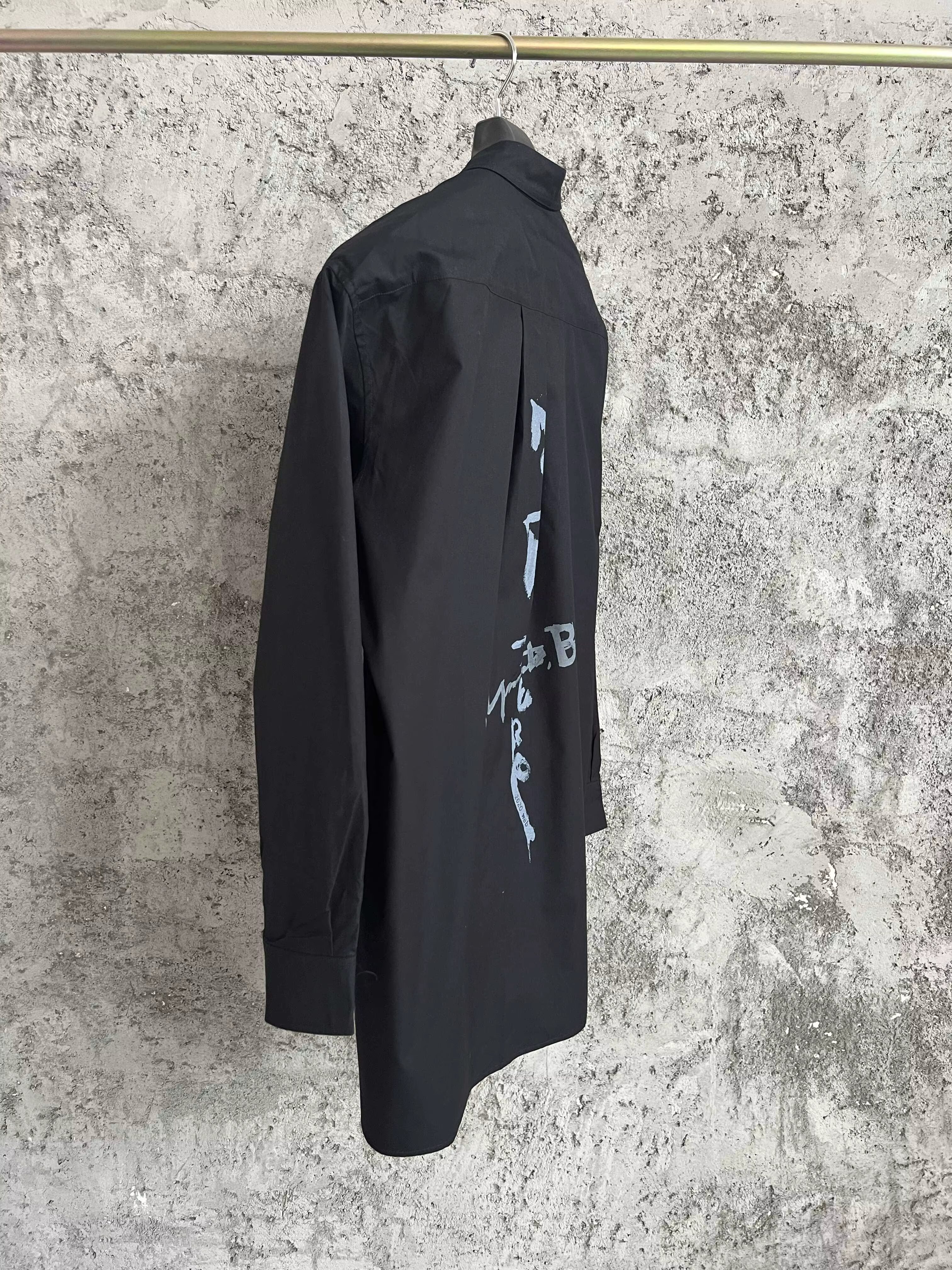 Une simple chemise simple boutonnage à manches longues avec un col double couche, couleur unie et de