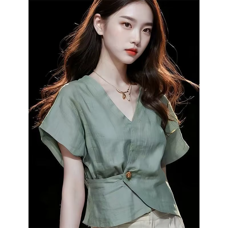 Chemise verte à manches courtes avec tempérament féminin, haut moulant à la taille et en mousseline 