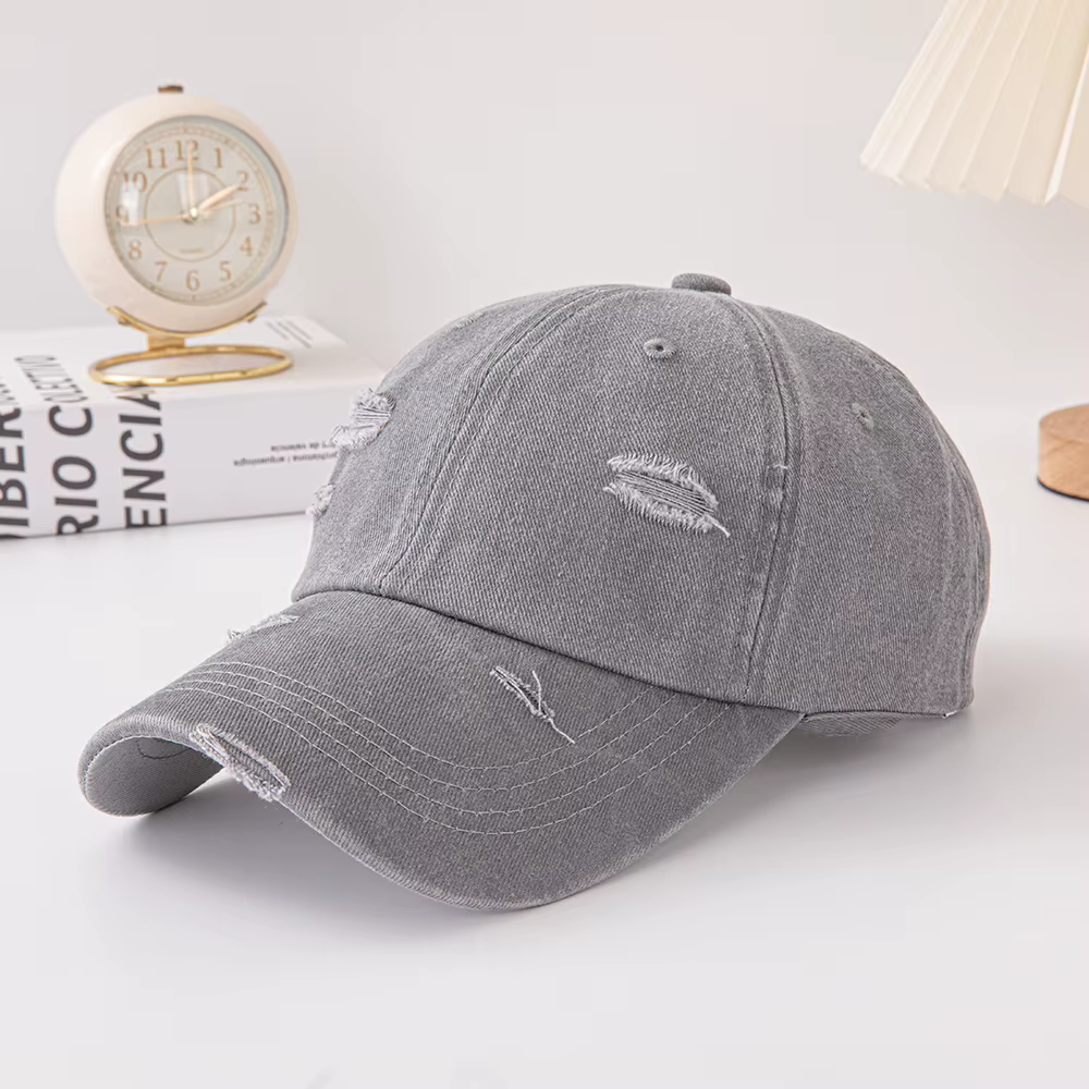 Casquette de baseball style troué : Casquette tendance, style rétro avec détails déchirés originaux.