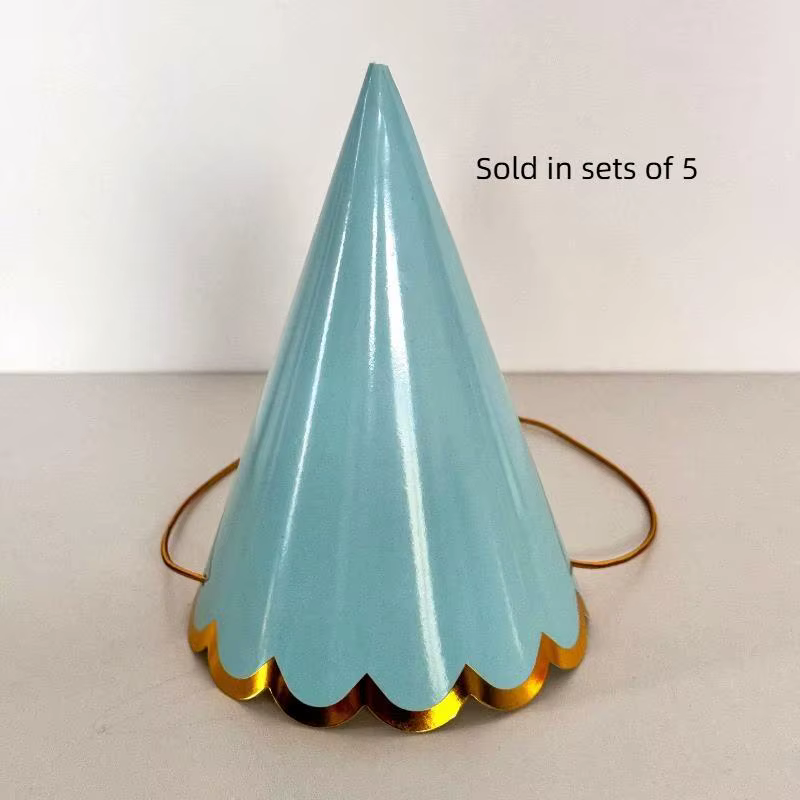 Chapeaux de fête pastel avec bordure festonnée dorée, couleurs assorties, parfaits pour les annivers