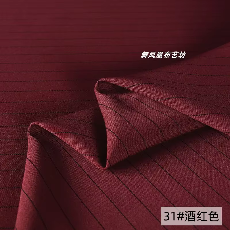 Tissu à rayures fines rouge vin, tissu à la mode classique, robe déformable, tissu uniforme trempé