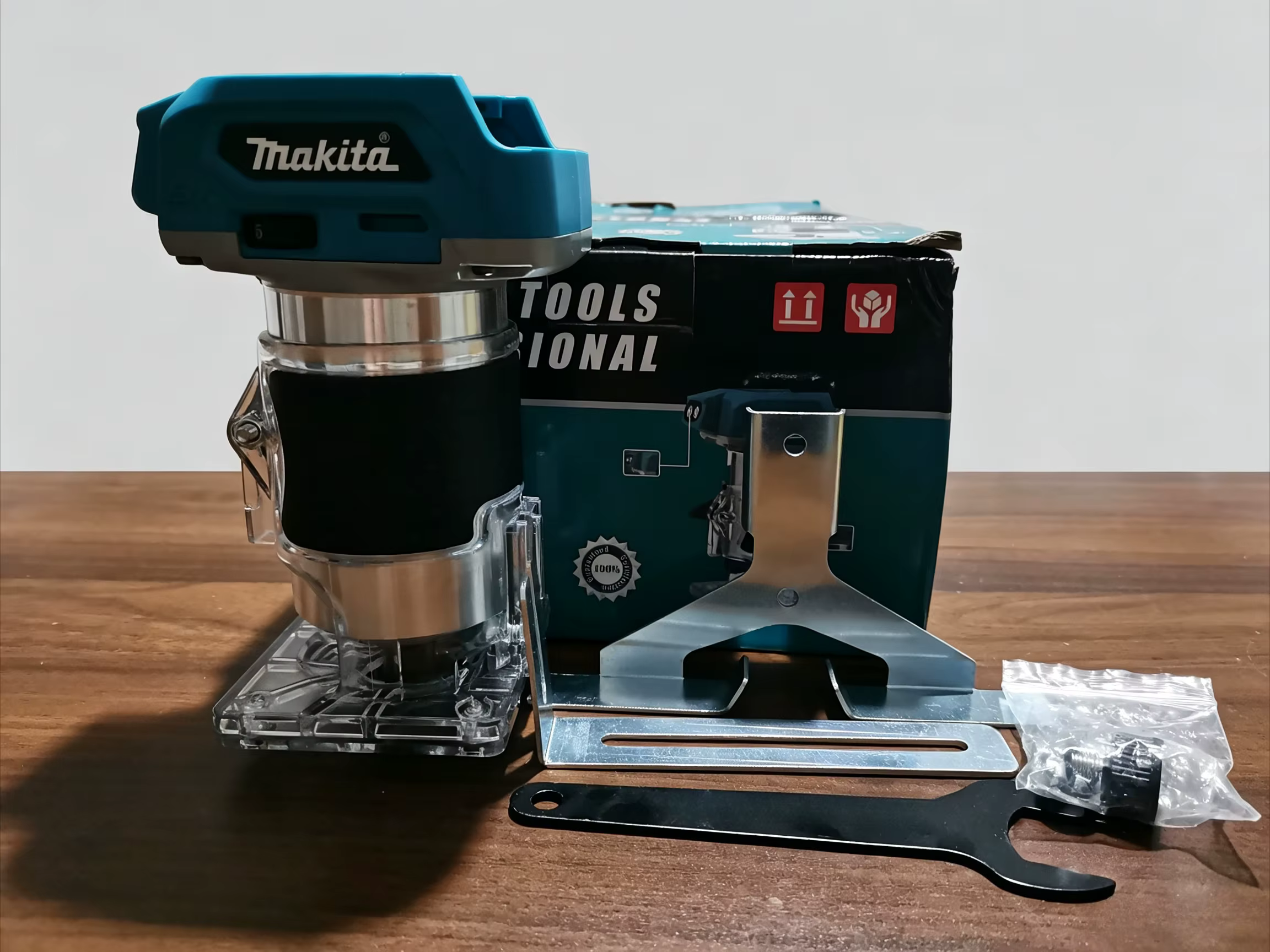 Makita DRT50 Défonceuse sans fil rechargeable, outil de rainurage sans balais, machine de gravure su