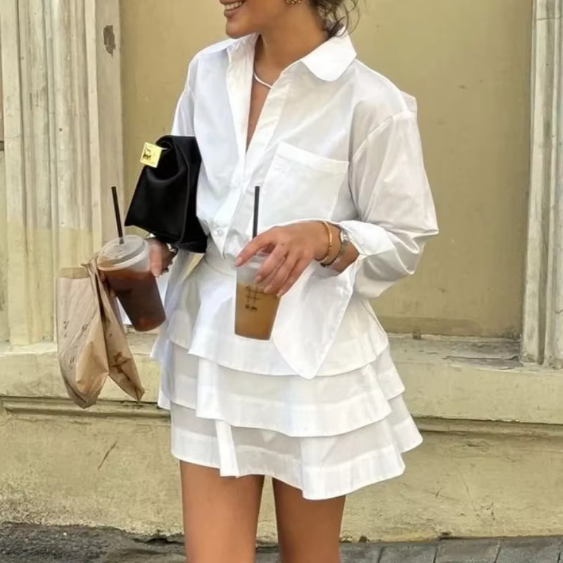 Ensemble chemise blanche et jupe courte taille haute pour femme 2026 – Chemise à col rabattu et manc