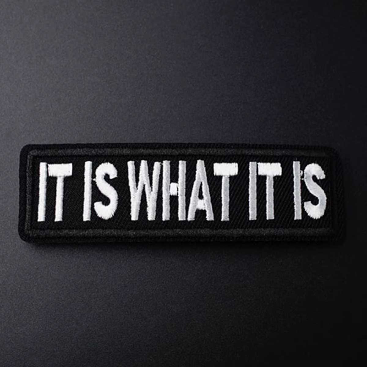 "It Is What It Is" Funny Meme Iron-On Patch, Humoristique, Brodé, Applique, Vestes, Sacs, Chapeaux, 