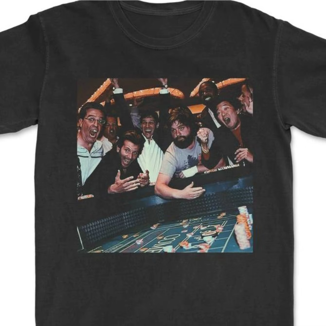 T-shirt du film The Hangover avec scène de fête de Phil, Allen et Doug – Tee-shirt de collection emb