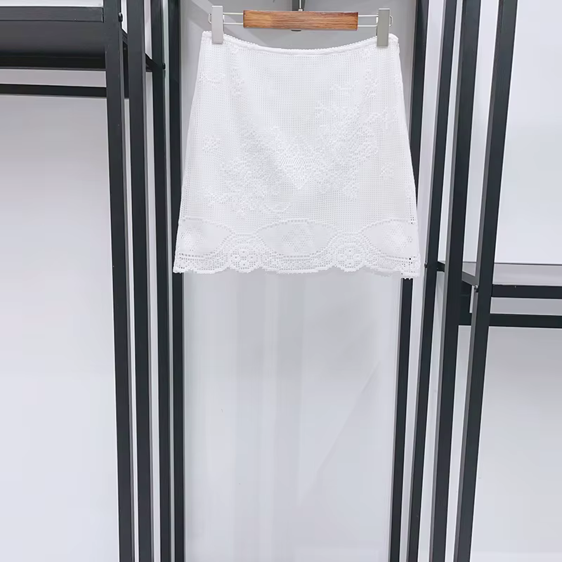 Chemisier blanc semi-transparent pour femme en dentelle crochetée ajourée, coupe ajustée, manches lo