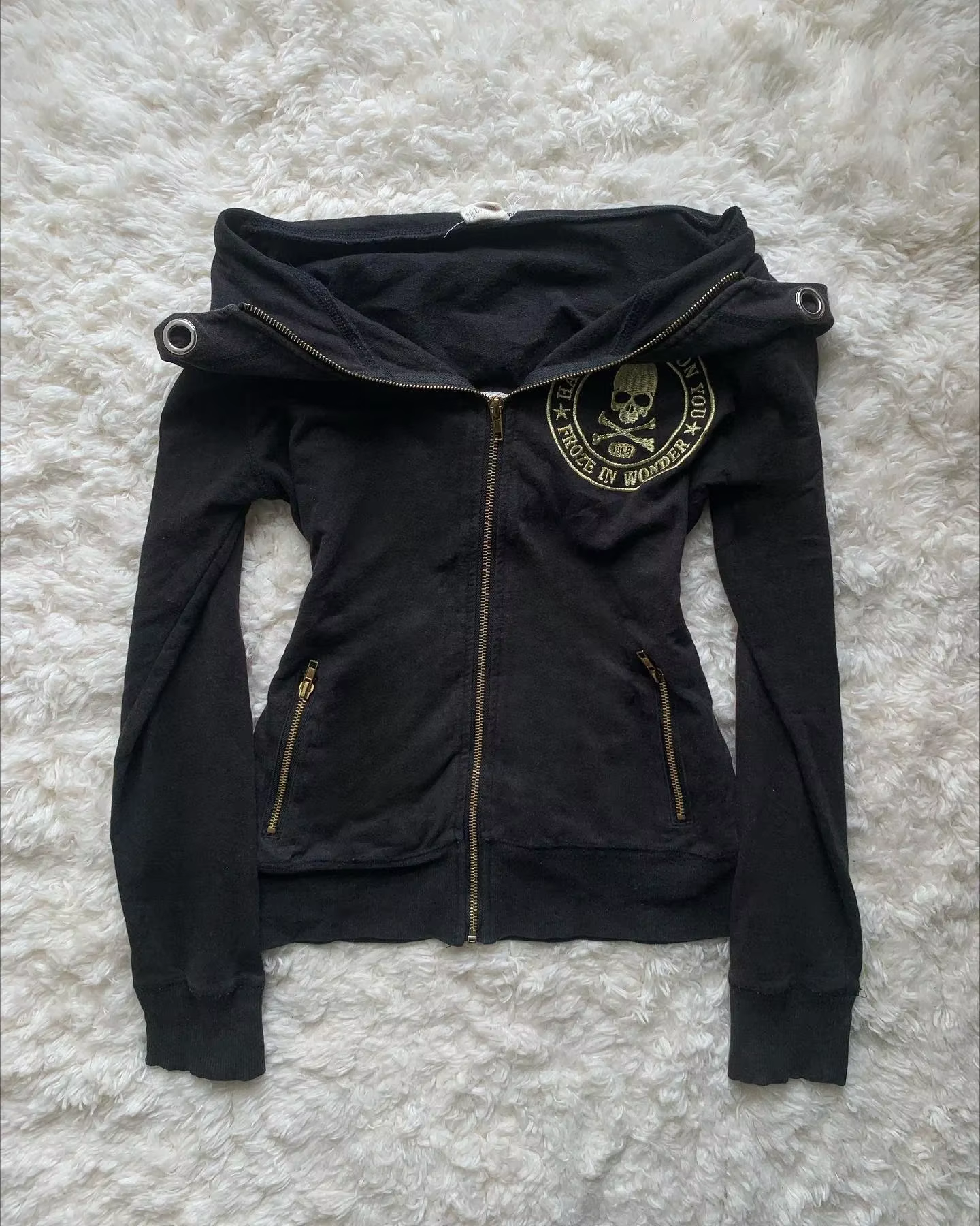 Sweat à capuche zippé noir clouté pour femme, avec détails de rivets argentés, poche zippée, style s