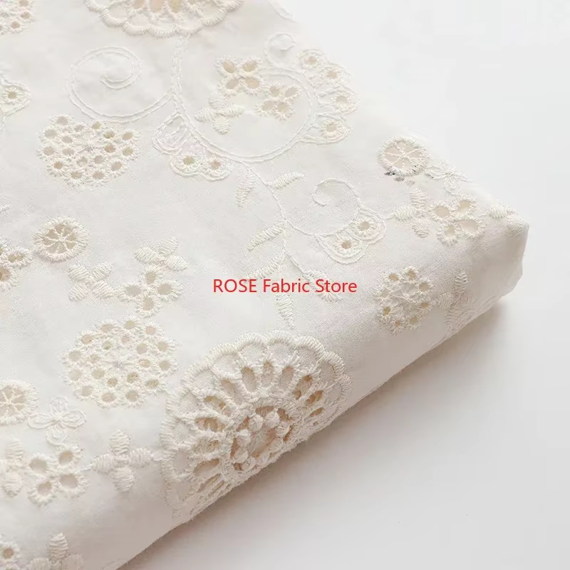 Tissu brodé creux en coton blanc cassé pour jupes, robes, robes, chemisier, hauts, couverture de tab