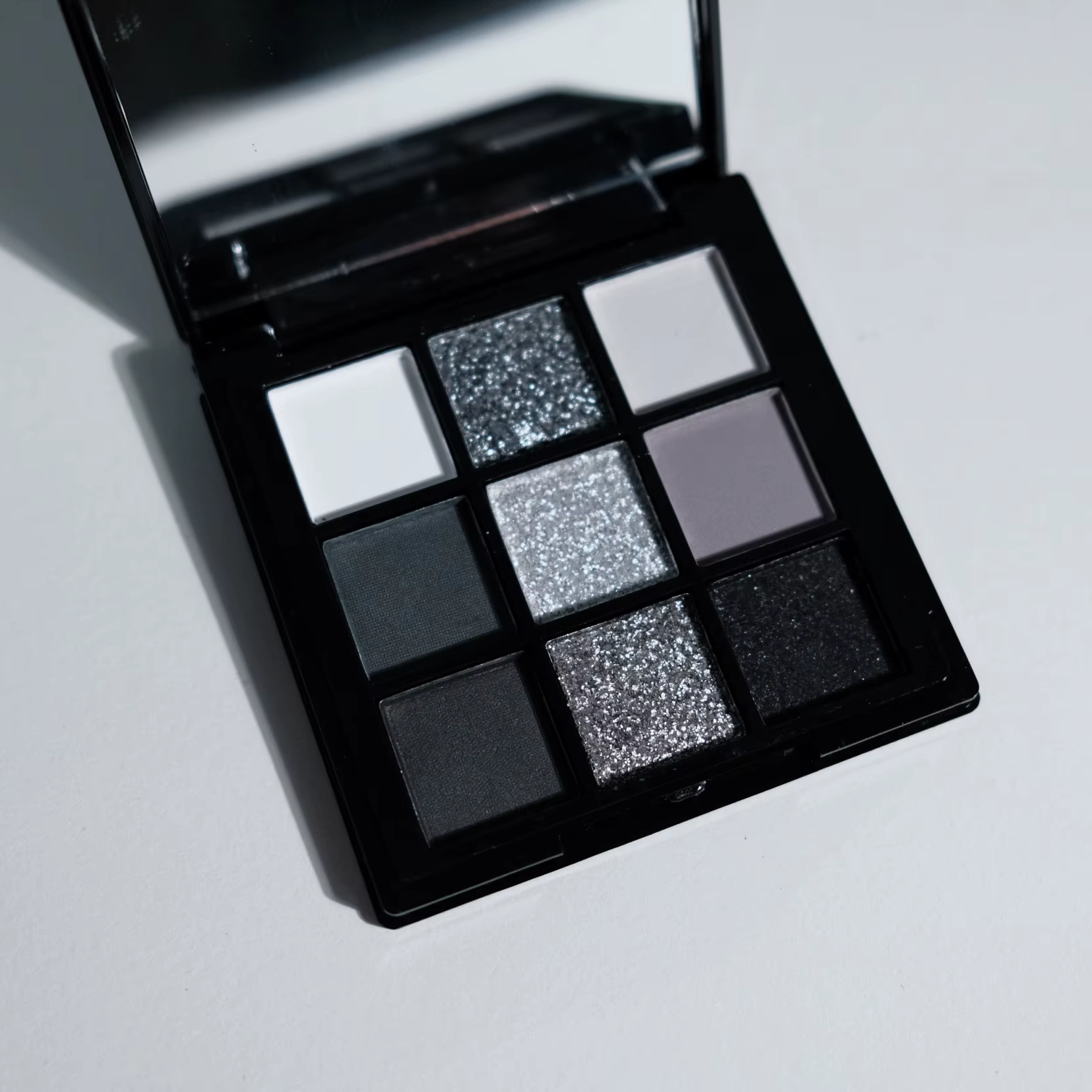 Palette de fards à paupières 9 couleurs, noir foncé, gris argenté, finition scintillante et mate, st